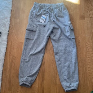 Nike mjukisbyxor  - Sköna mjukisbyxor från Nike. Aldrig använd då som är för stora för mig. Lappar är kvar, storlek M. Nypris är 599kr