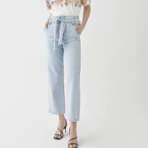 ginatricot paperbag jeans - OBS skärpet i bild finns ej med!! Köpt från secondhand, väldigt highwaisted! Strl 38 men jag skulle säga att de är lite större i midjan. De är i bra skick utöver att de har lite blekningsfläckar men de syns inte så tydligt iom byxornas ljusa färg ⭐️
