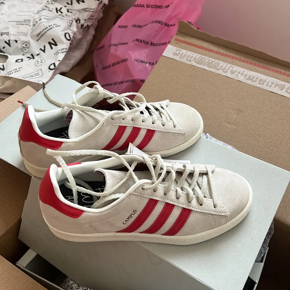 Säljer mina Adidas Campus 80s Limited Edition, helt oanvända, bara provade. Originalpris är 1199, säljer för 900. Storleken är 38. Hör av er vid frågor 💝. Skor.