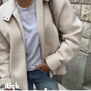 Cos Jacka - Säljer min COS jacka, passar perfekt till våren🤍 Skriv för fler bilder 