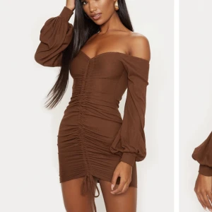 PLT klänning - Brun ruched klänning som går att justera till sin egna kropp från prettylittlething. Strl XS. Priset kan diskuteras vid snabb affär 