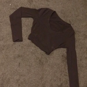 Top - En brun top. Den passar tyvärr inte mig så varför inte sälja den. Topen är ett Stretch material