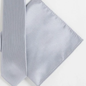 Set med slips och bröstnäsduk från Gianni Feraud - Ett set av Gianni Feraud i silver/ljusgrå! Skulle ha gett settet till en familjemedlem i julklapp förra året men glömde bort att det låg i garderoben… Fortfarande inplastat! Pris kan diskuteras! Nypris: 949kr