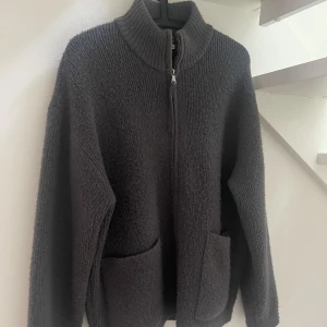 Kofta  - Säljer denna populära stickade koftan från zara då den inte kommer till användning längre, nästan oanvänd (köparen står för frakt)💕