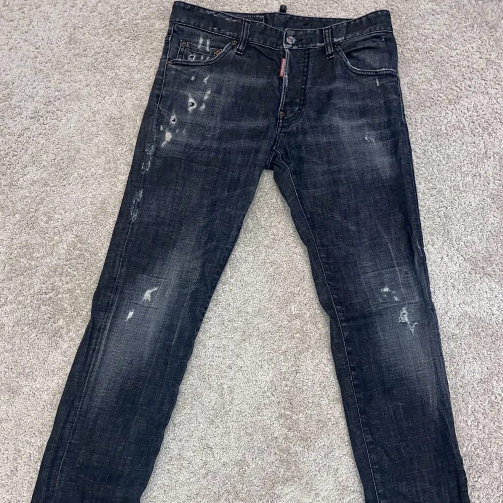 Dsquared2 jeans till salu, Storlek: 46 i dsquared storlek. Inte använda så mycket, haft dessa i 1 år, Äkta. Jeans & Byxor.