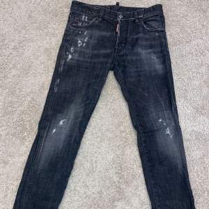 Dsquared2 jeans till salu, Storlek: 46 i dsquared storlek. Inte använda så mycket, haft dessa i 1 år, Äkta