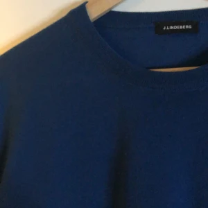 J.Lindberg kashmire tröja - Riktigt skön kasmire tröja från J.Lindberg som tyvärr blivit för liten. Bra skick och inga problem alls med den. Nypris 1400 kr