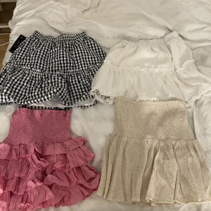 Massa fina kjolar - Har massor kjolar jag vill sälja så skriv och fråga om det är något ni vill ha så ska jag skicka bild på om jag har det, här är några av dom. Skriv vid frågor eller intresse❤️den beiga och rosa är såld 