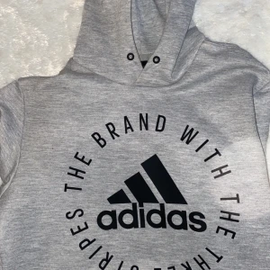 Adidas hoodie  - Använd 3 gånger, nästintill oanvänd.  Rak modell. Storlek: S 
