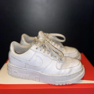 Nike Air Force 1 Pixel - Säljer min systers Nike Air Force 1 Pixel skor. Dom är använda men inte trasiga eller några större skador förutom att dom är lite creasade.