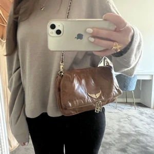Zadig & Voltaire väska - Superfin rock clutch väska från Zadig i bra skick, det långa bandet har dock gått sönder lite (se bild 2). Har kvar båda banden och dustbag. Pris kan diskuteras!💕