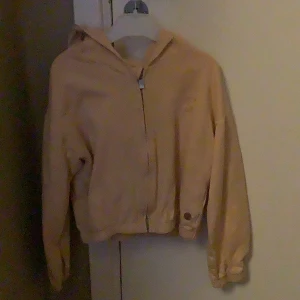 Dragkedströja - Jätte fin pastell orange tröja som jag hade när jag var mindre