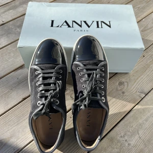 Lanvin skor - Säljer nu mina fina vår/sommarskor med märket Lanvin i modellen dbb1 i färgen elephant grey (sällsynt). Allt og medföljer. Sjukt bra skick, som ny cap toe och lite använding. Skick 8/10, men avgör själv. Storlek 8, sitter som 42/43. Mitt pris är 2599 sek.