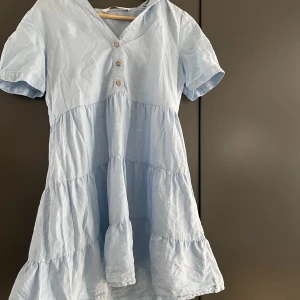 sommarklänning  - säljer superfin zara klänning som är köpt förra sommaren och kanske använd vid 2 tillfällen (inga defekter). Skriv vid frågor eller intresse❤️☺️