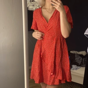 Klänning - Fin klänning som tyvärr är förstor så den är aldrig använd. Ett band följer med