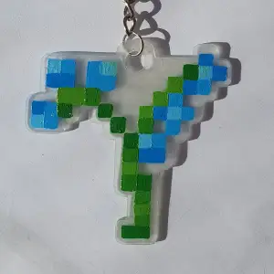 Minecraft blue orchid flower nyckelring. Gjord utav krympplast/shrinkplastic och akrylfärg och genomskinligt nagellack på.