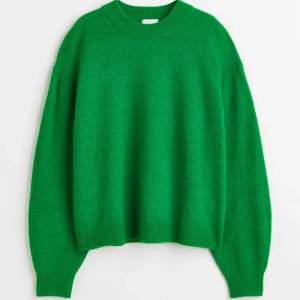 En jättefin stickad tröja från h&m i en fin grön färg. Använd få gånger och frakt tillkommer. Hör av dig privat för frågor, pris och intresse💗💗