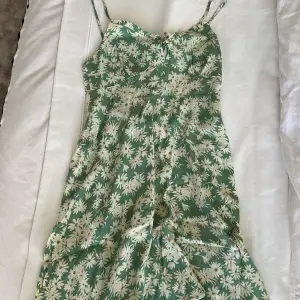 Säljer denna klänning! 