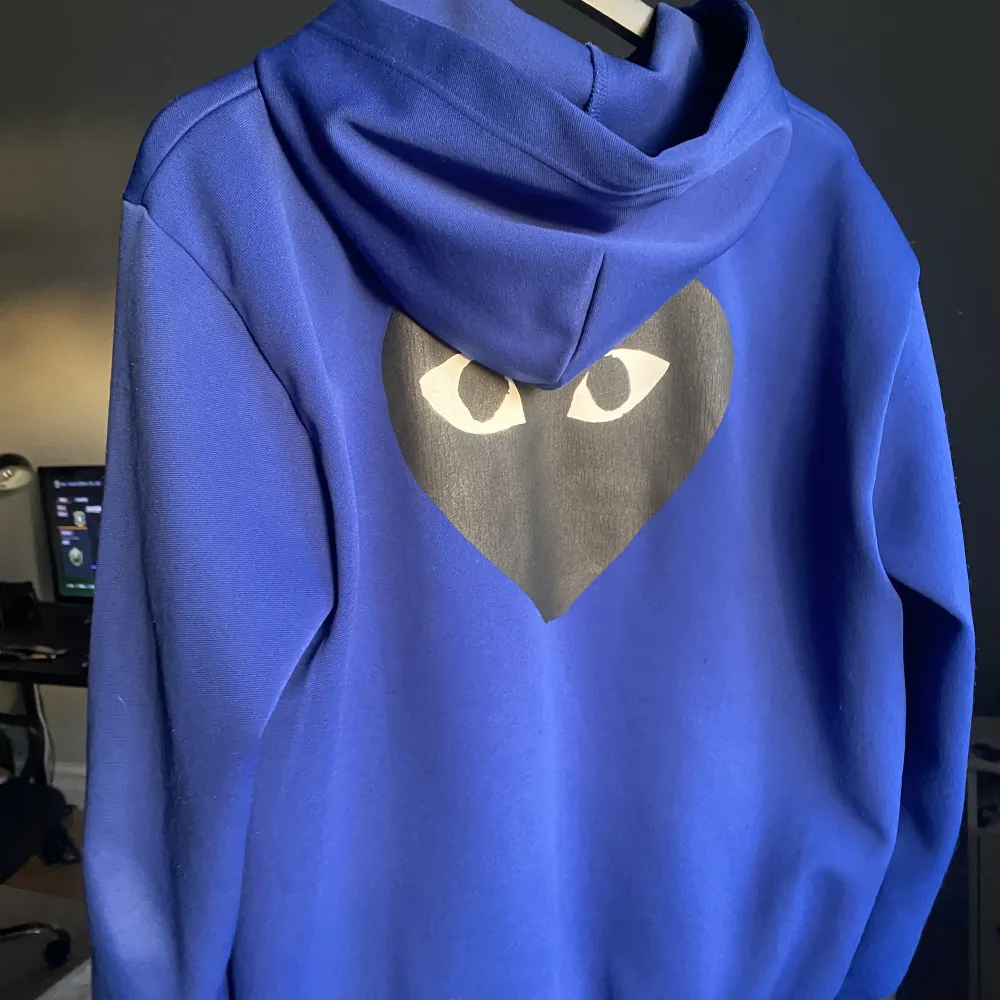 En cdg zip tröja i extremt fint skick, den är varken urtvättad eller använd så mycket då den inte passade mig. Självklart äkta, vid snabb affär kan jag gå ner i pris!. Hoodies.