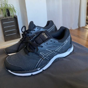 Asics skor - Aldrig använda asics storlek 41.5
