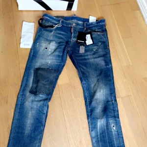 Dsquared 2 Jeans - Köpt för 2 år sen, använd ett par gånger, bra skick, strl 48, köpt för 6.399kr, 