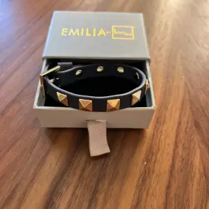 Säljer detta supersnygga valentino liknande armband från Emilia bon dep! Går inte att köpa hos de längre tror jag! 🫤🙏🏻 Säljer då det inte riktigt är min stil!💕 Det är marinblått fejk läder och studsen är i guld🫶🏻