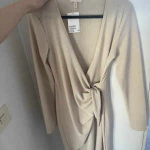 Klänning  - Helt ny klänning. Stretchigt material. 