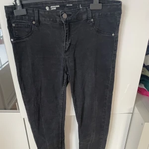 Svarta långa tights Jeans - Svarta långa jeans från Cubus Jeggings Jane, mid Rise, storlek L