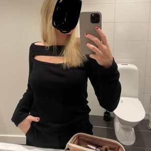 Svart topp - Säljer min fina svarta topp från NA-KD i storlek S💖