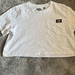 Dickies t-shirt  - dickies t-shirt vit, storlek s💕använd 1 gång och säljer för 80kr+frakt