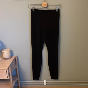 Träningstights  - Svarta träningstights från hm. Endast använda ett fåtal gånger☺️