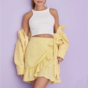 Ny! ONLY Wrap Skirt strl M Nypris 279:- - Ny! ONLY kjol i strl M i färgen Cream Gold Dark Winni Ditsy.