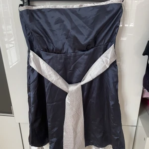 Silkesklänning fest - Festlig silkesklänning utan Axelband blå och vit med prickar och band 