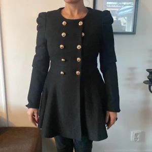 Kappa - Säljer en super eleganta kappa med guld knappar, köpt i usa för några år sen och aldrig använd