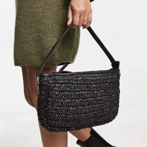 Svart läder axelväska  - Bolongaro Trevor axelväska  Vävd raffia  100% läder  Ny aldrig använd. Försäljningspris: 1000 sek