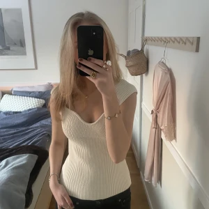 H&M topp - Säljer denna super fina slutsålda toppen från h&m💖 Startpriset är 350, kommer sälja vid högre bud. Om ni är intresserade är det bara skriva till mig för fler bilder eller högre bud💗💓💕💕