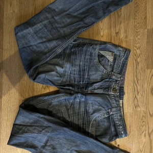 Lågmidjade jeans - Säljer massor billigt