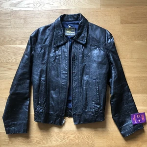 Vintage läderjacka  - Vintage läder jacka i bra skick köpt här på Plick. Skriv för mått eller andra frågor!