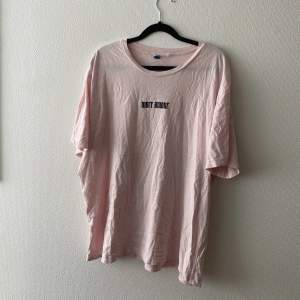 Rosa T-shirt från H&M med tryck. Sparsamt använd. Skrynklig pga legat i gaderoben, försvinner vid tvätt. buda!