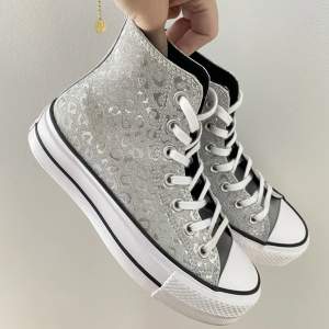 Säljer nu mina super fina glittriga converse i storleken 36,5 då det inte är något jag använder längre. Skorna är näst intill i ny skick då dom bara är använda vid 1 tillfälle. Vid frågor så är det bara att skriva till mig privat. 🤍