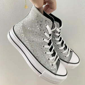 Converse  - Säljer nu mina super fina glittriga converse i storleken 36,5 då det inte är något jag använder längre. Skorna är näst intill i ny skick då dom bara är använda vid 1 tillfälle. Vid frågor så är det bara att skriva till mig privat. 🤍