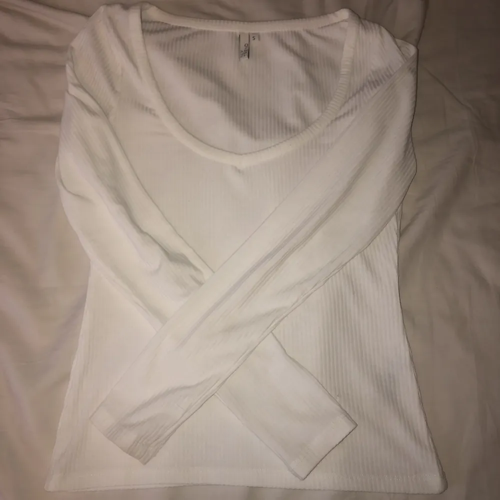 En vit tröja från Nelly i storlek S säljer då jag redan har en liknande . Toppar.