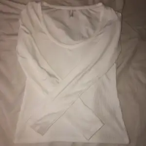 En vit tröja från Nelly i storlek S säljer då jag redan har en liknande 