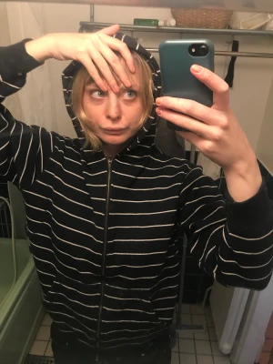 randig sipup hoodie - en najs hoodie i storlek S!