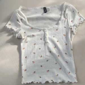 Fin topp från H&M!💌 - Superfin blommig topp med spetskant från H&M. Använd fåtal gånger. Skriv privat om du önskar fler bilder!