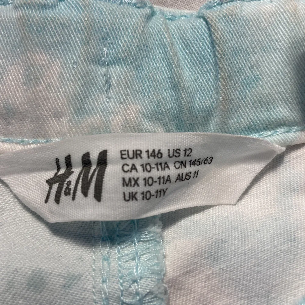 Ett par fina shorts från H&M i en tiy diy aktig, blågrön färg. Använda ett flertal gånger men inget fel på dem. Säljs pga. att de är för små för mig🫶🏼 !TVÄTTAS INNAN FÖRSÄLJNING!. Shorts.