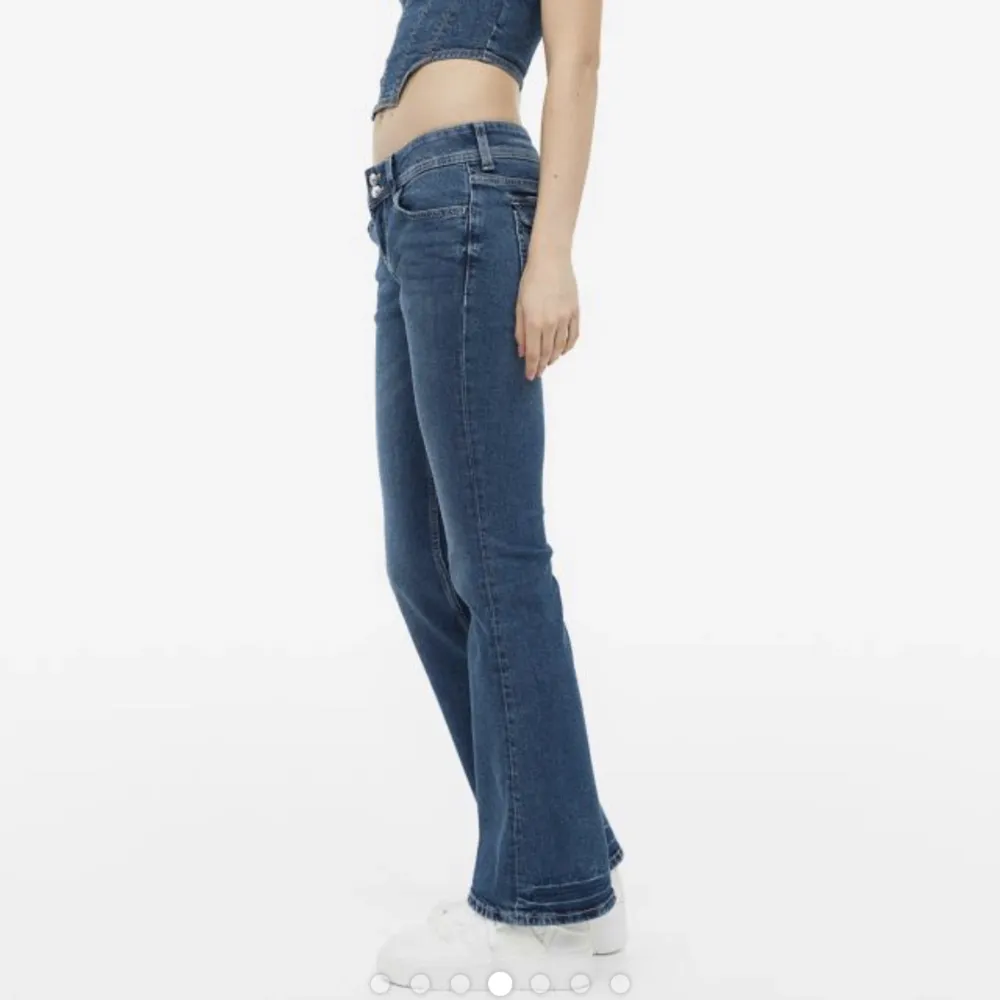 Intressekoll på mina populära low waist jeans från Hm. Knappt använda så fortfarande mycket bra skick. Inte säker på om jag vill sälja. . Jeans & Byxor.