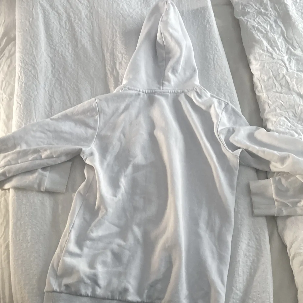 En vit peak tröja som jag har använt. Den är i gott skick. I storlek 170 cm. Priset får diskuteras🥳. Hoodies.