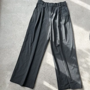 💓Zara Kostymbyxor💓 - Grå baggy kostymbyxor i fint skick från Zara! Köparen står för frakt och det är bara att meddela för fler bilder💓