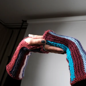 Stickade färgglada handledsvärmare  - One-of-a-kind handledsvärmare. Stickad av Röda Korsets-stickgrupp i Västerort tillsammans med Ebba Martin. Alla pengar från budgivningen går oavkortat till Röda Korsets arbete för att hjälpa människor i kris och katastrofer.